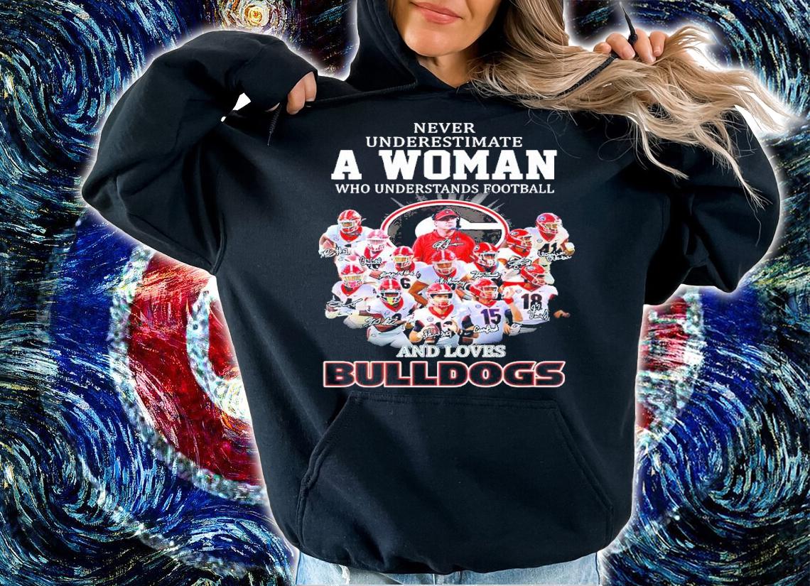 Never underestimate a woman who understands football and loves Georgia Bulldogs signatures shirt hoodie